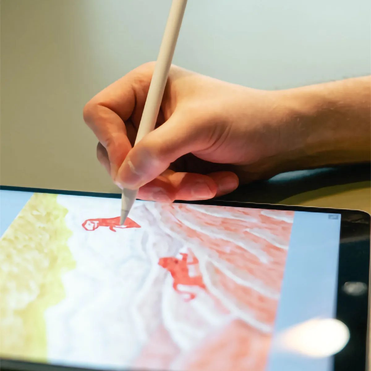 Mano dibujando en tableta digital con lápiz óptico, ilustración artística en proceso