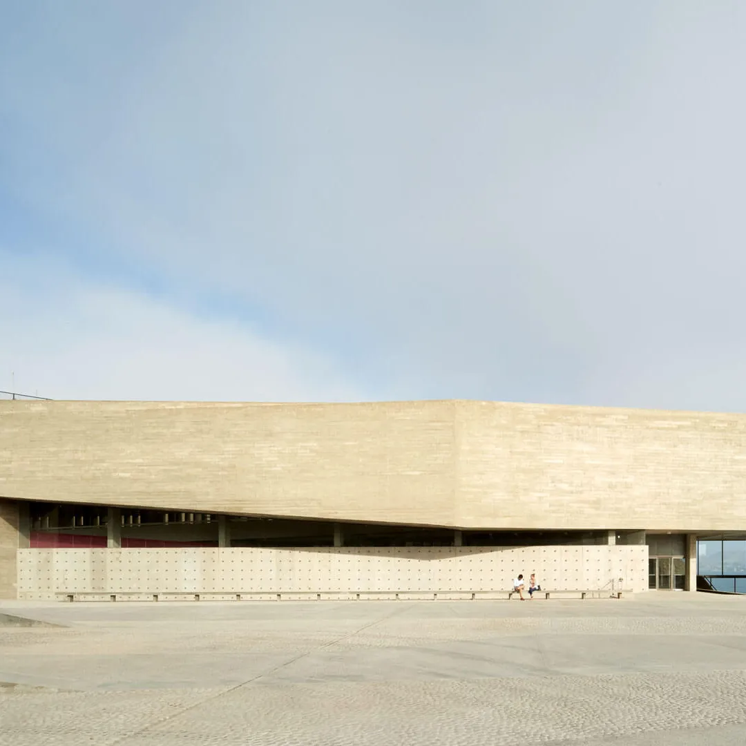 Edificio moderno de concreto con diseño minimalista y vista al mar