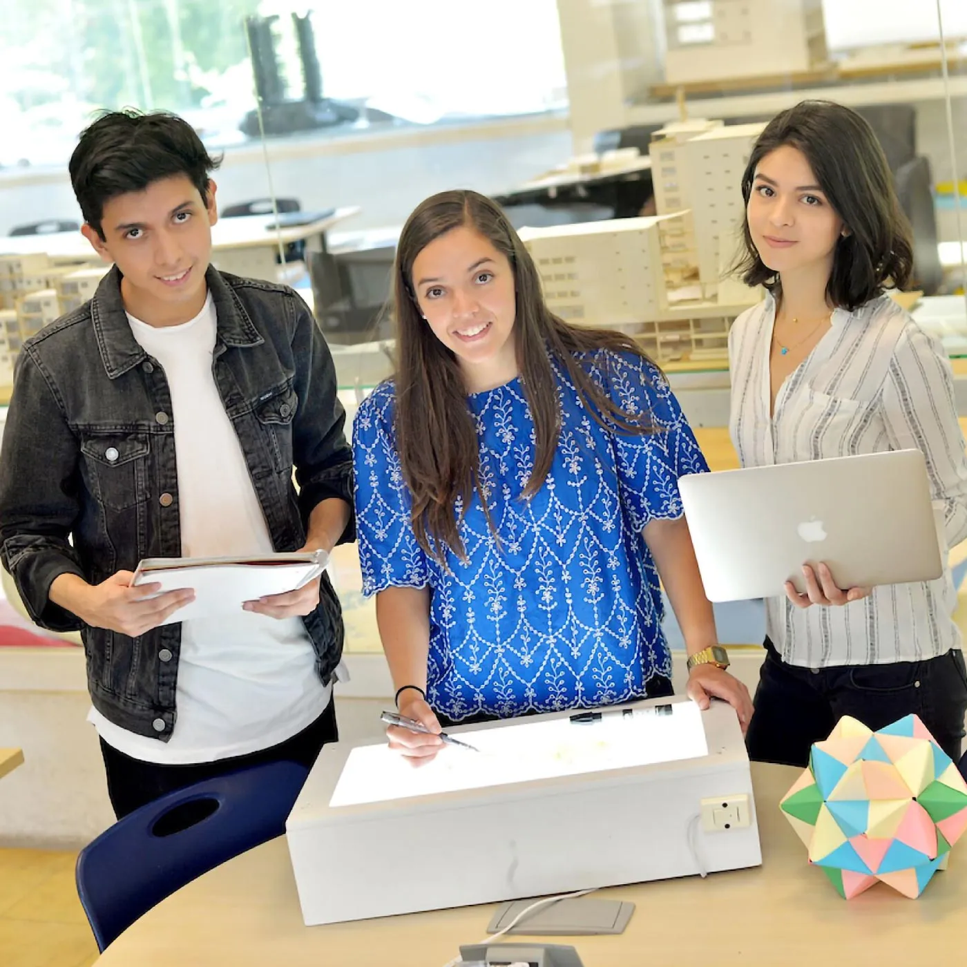 Estudiantes de arquitectura colaborando en proyecto.