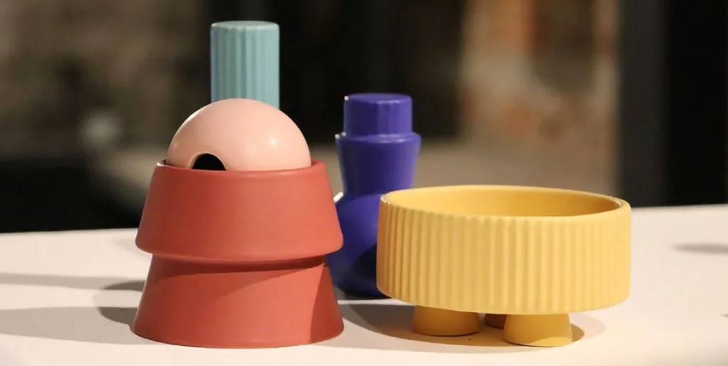 Objetos cerámicos contemporáneos con diseño geométrico y colores modernos.