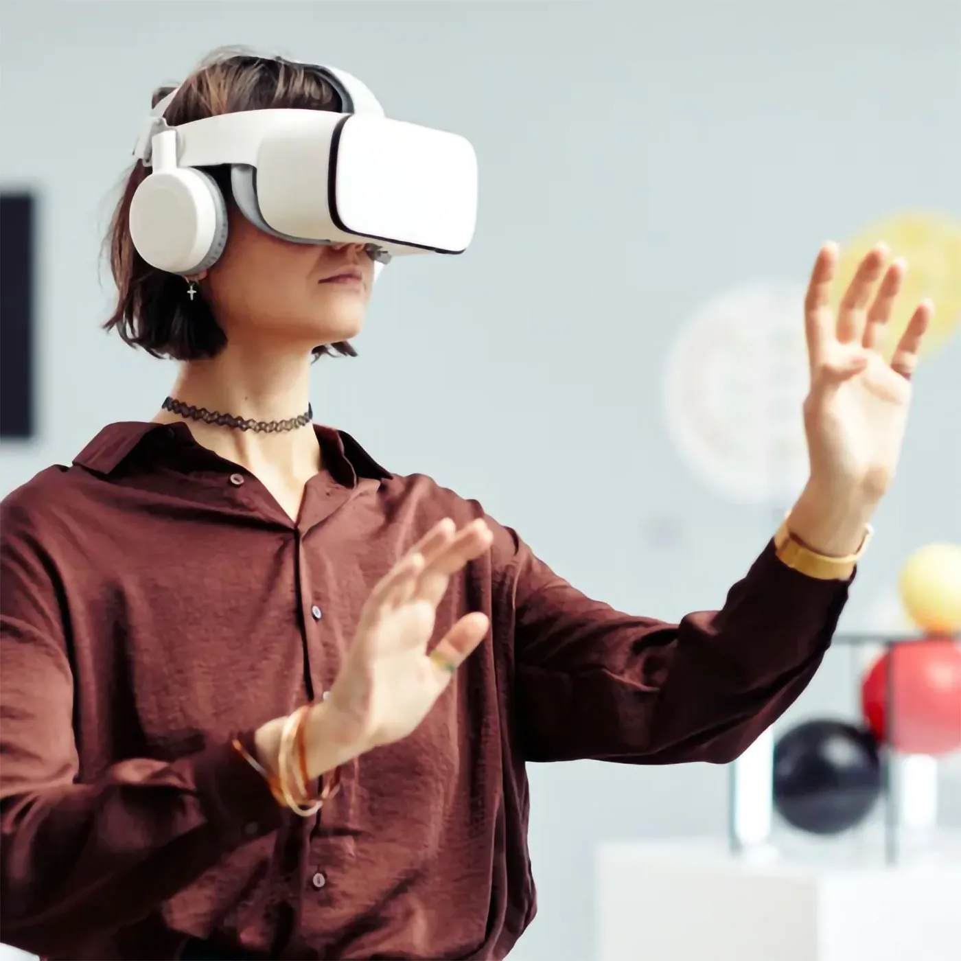 Persona usando dispositivo de realidad virtual.