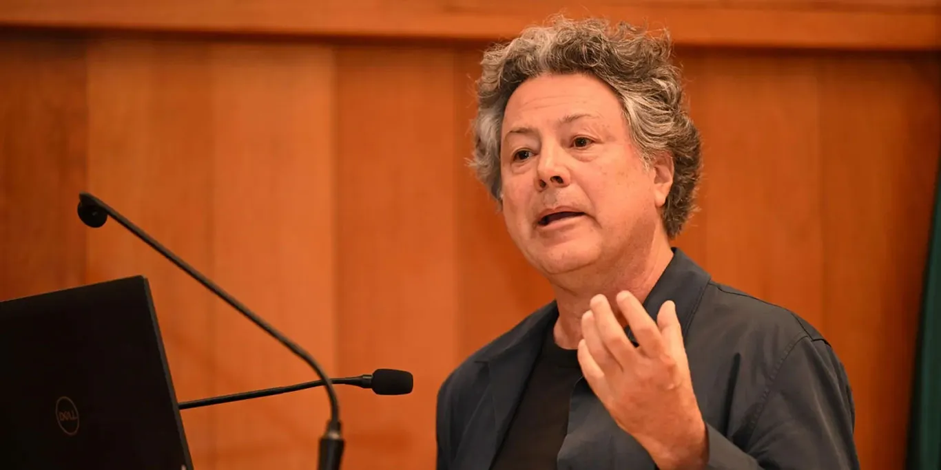 Profesor Alejandro Echeverri en conferencia.