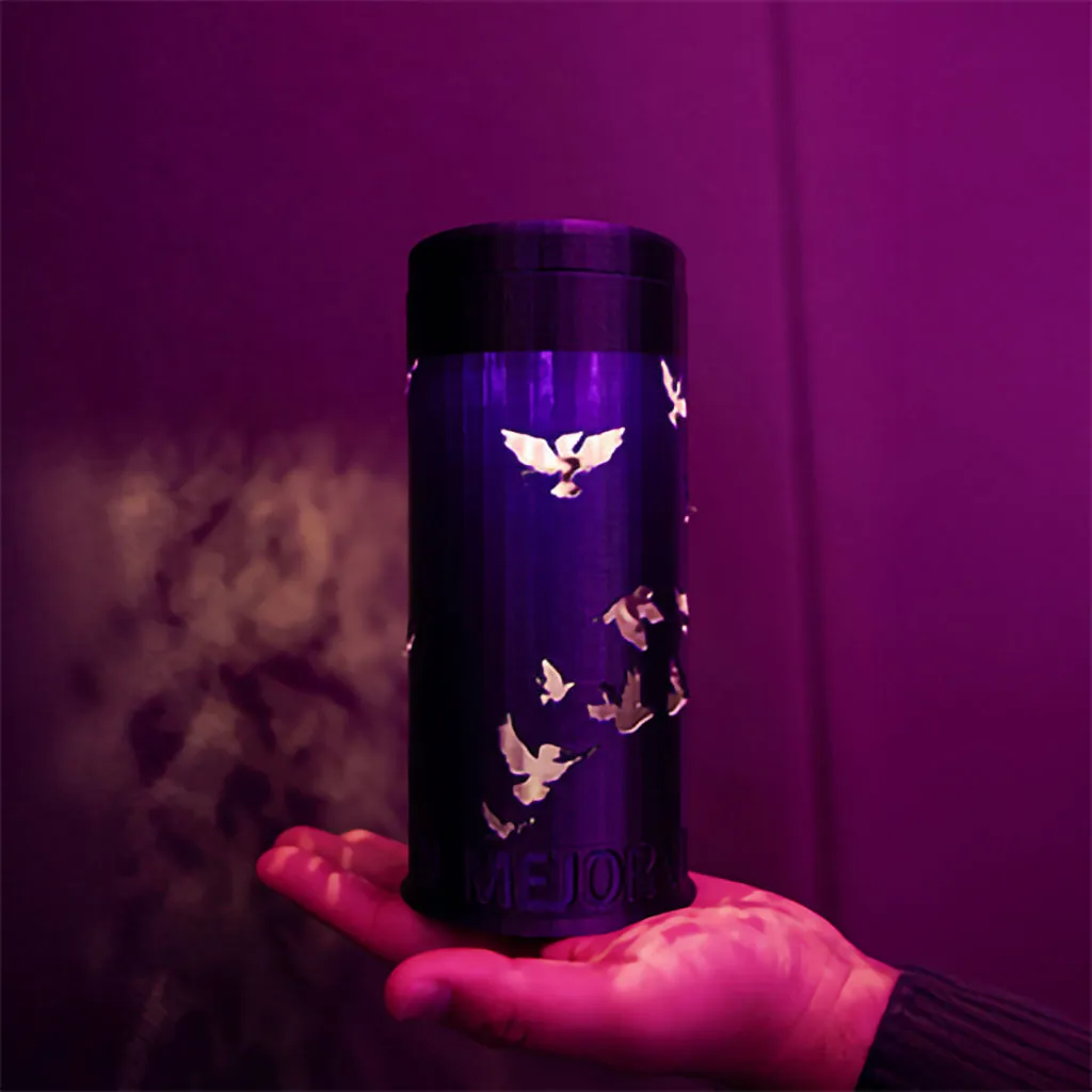 Envase futurista con diseño de aves.