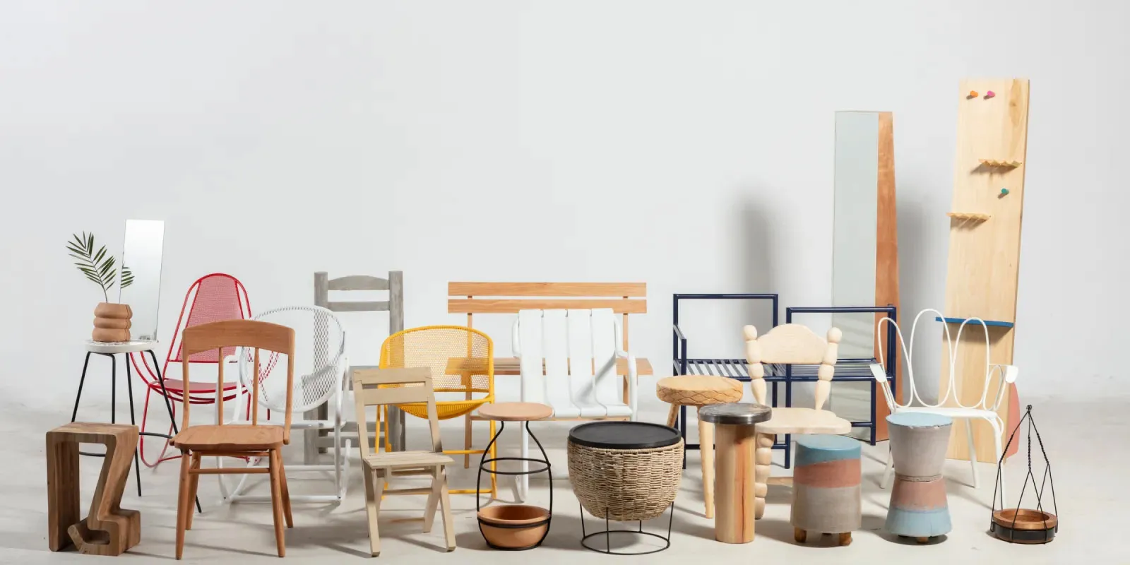 Colección de muebles contemporáneos con sillas, bancos y mesas de diseño artesanal mexicano en diferentes materiales y colores