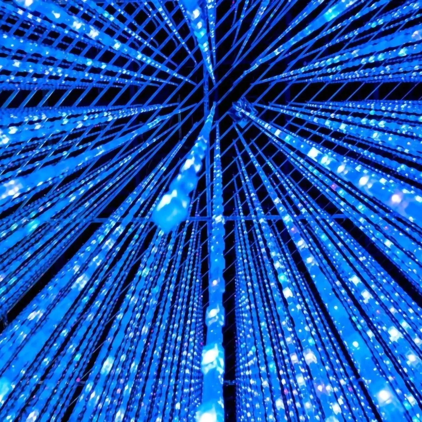 Imagen azul representando tecnología con luces y patrones simétricos